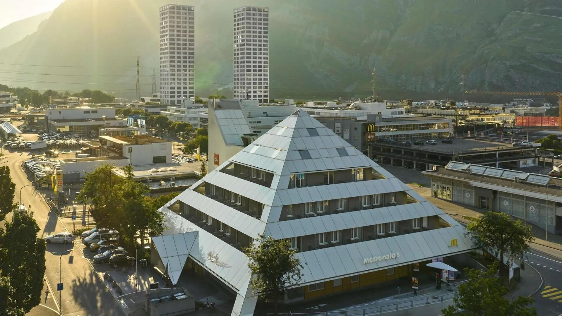 Soggiornare nelle Alpi Svizzere: 5 Resort a Confronto