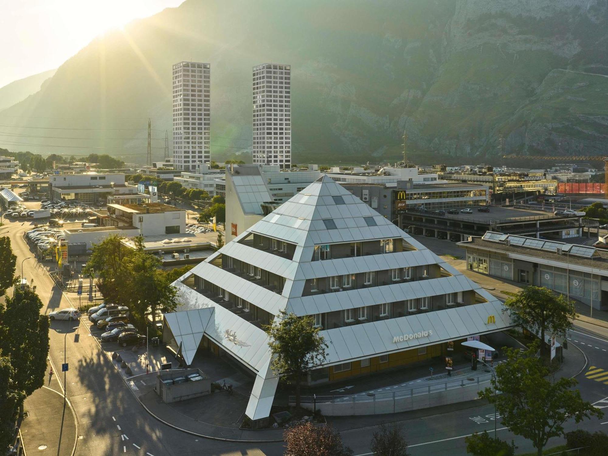 Soggiornare nelle Alpi Svizzere: 5 Resort a Confronto